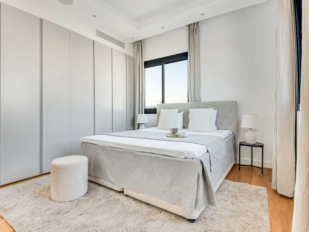Sanders Crystal 1 - Large 4-bdr Penthouse With Shared Pool