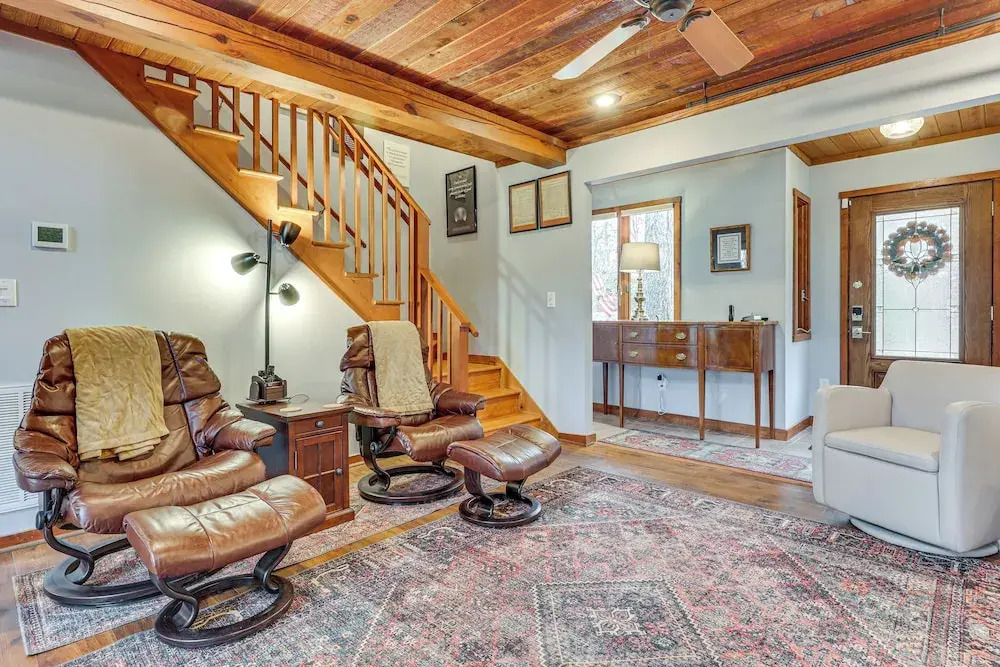 Grand Wintergreen Resort Home w/ Hot Tub!