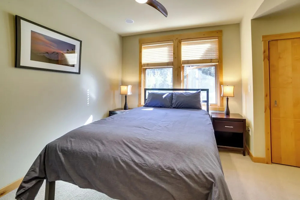 Mammoth Lakes Condo w/ Fireplace: Near Skiing!