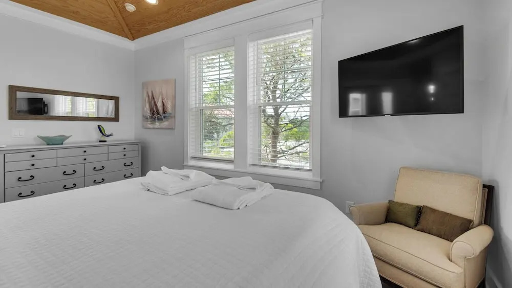 Sleeps 8; Community Pool, 5 Minute Walk to Beach Access