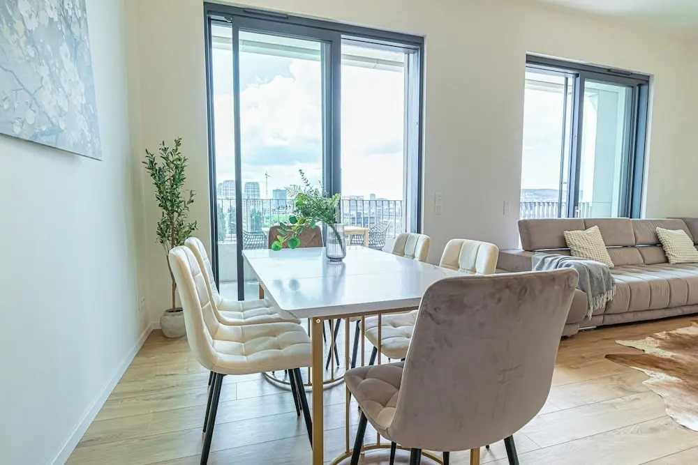 Premium 2BR & 1LR Apt with Skyline View