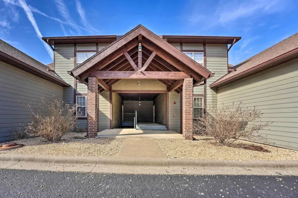 Branson West Golf Getaway w/ Pool Access!