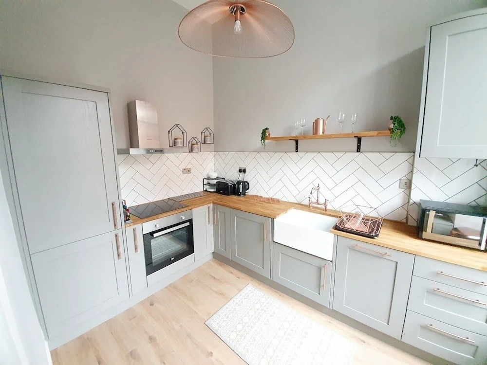Unwind in a Bright Airy Victorian Apartment in West End!