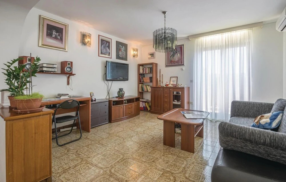Beautiful Apartment in Banjole With 2 Bedrooms, Wifi and Outdoor Swimming Pool