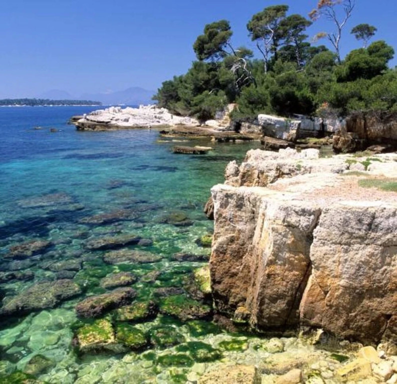 Apartment With one Bedroom in Antibes, With Furnished Terrace and Wifi