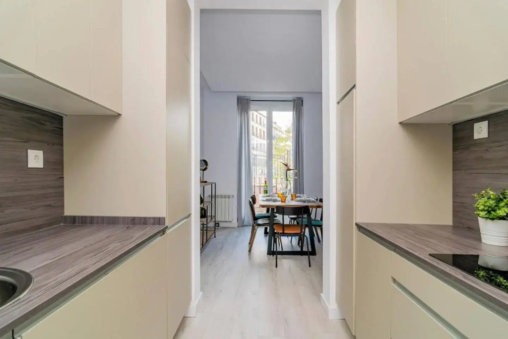 Apartment with Balconies in La Latina by Batuecas