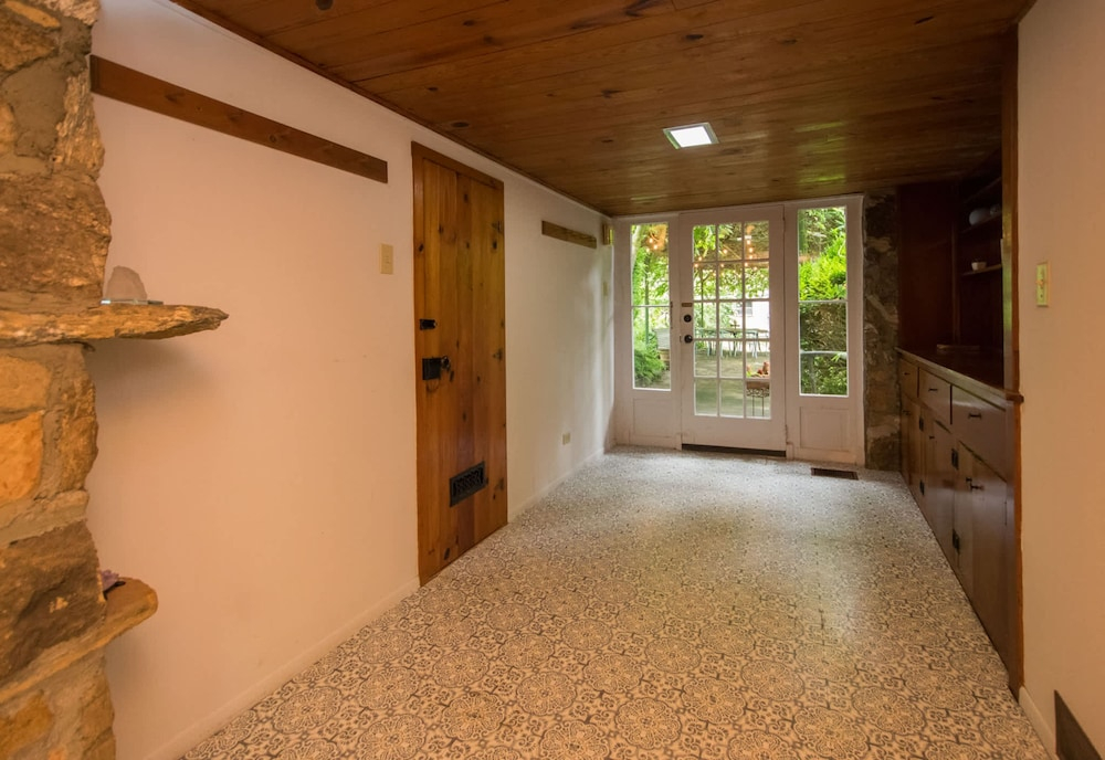 Spacious 4BR w Fireplace Ping Pong Free Tix