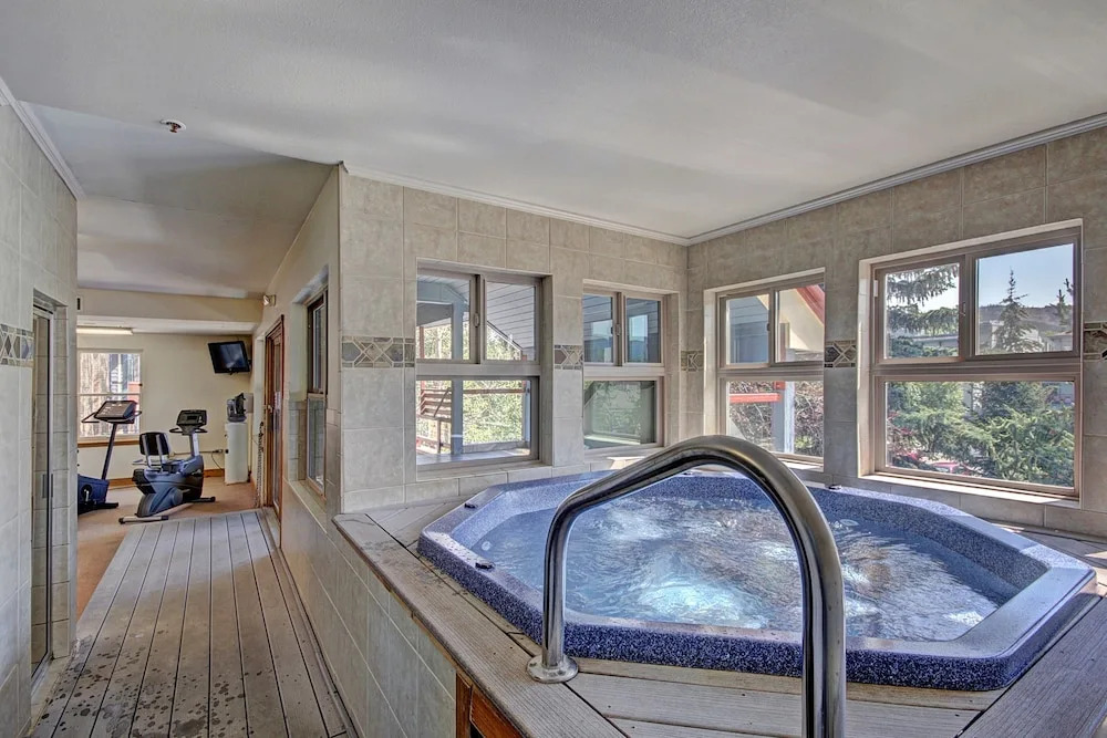 Quaint Studio in Heart of Breck Steps to Snowy Fun by RedAwning