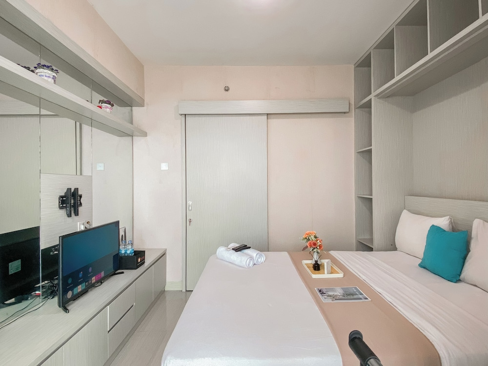 Warm And Minimalist 1Br Without Living Room Grand Kamala Lagoon Apartment