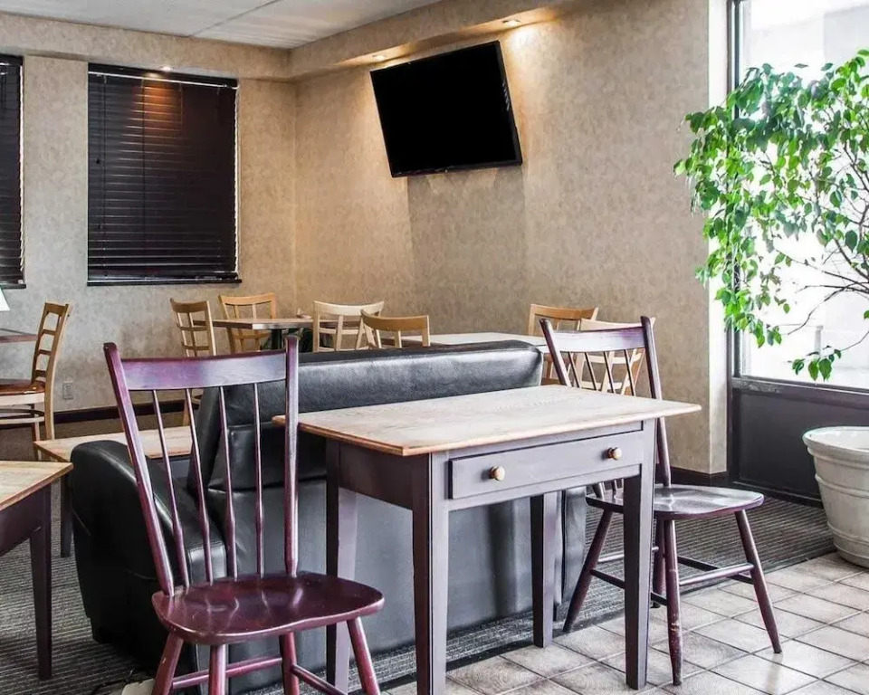 Econo Lodge Inn & Suites Outlet Village
