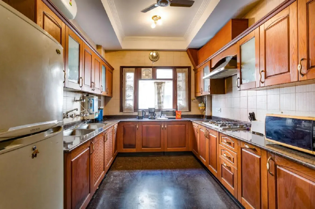 Hostie Aarna-4 BR apt near Moolchand/Apollo, S. Delhi