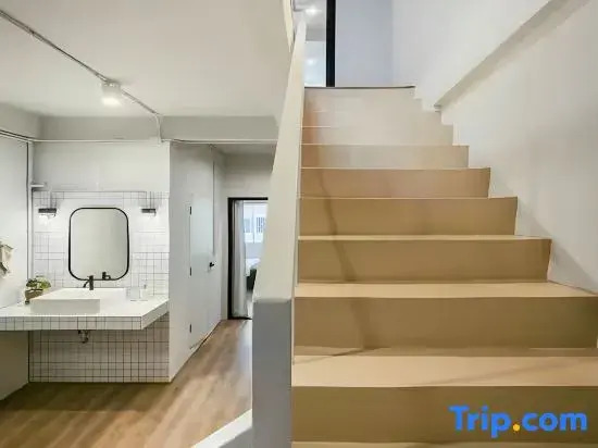 Industrial Loft Sukhumvit 3-Bedroom Designer House - 2 Min to BTS Bang Chak