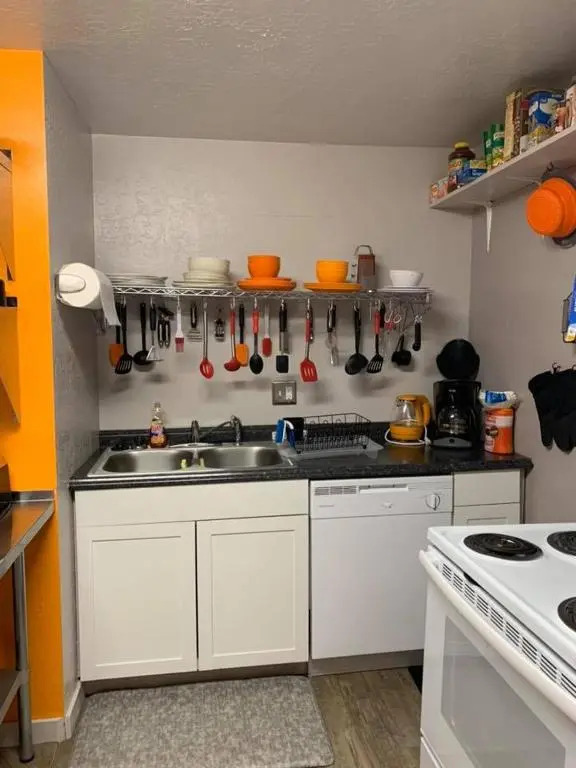 The Pumpkin Cottage sleeps 9+crib +grill/firepit