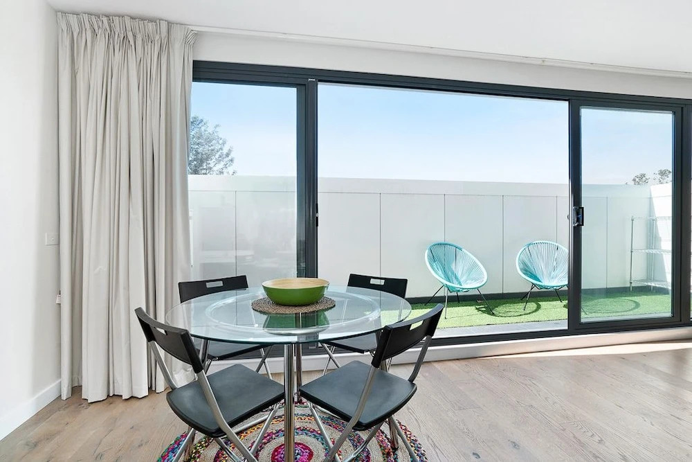 DINA, 2BDR Carlton Apartment