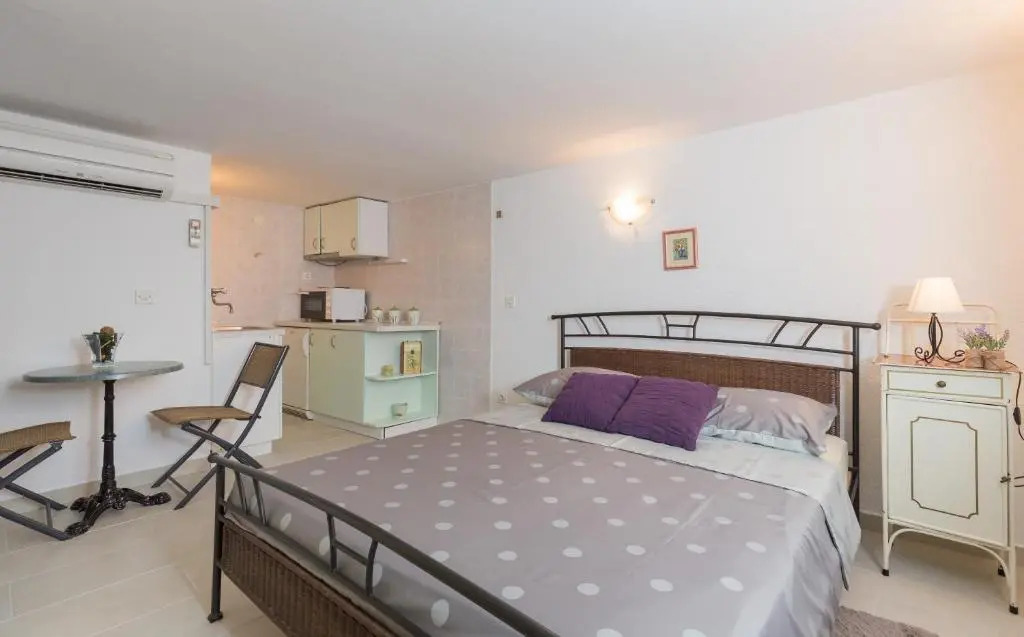 Villa Flores Studio Apartment