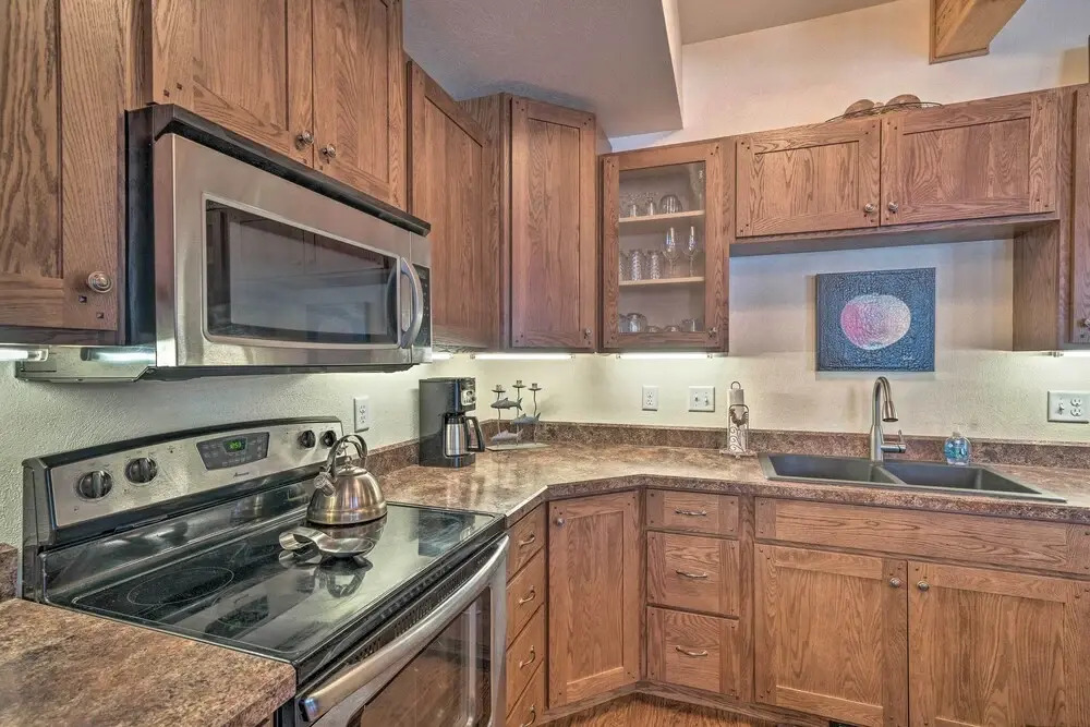 Updated Townhome w/ Hot Tub - Walk to Downtown!