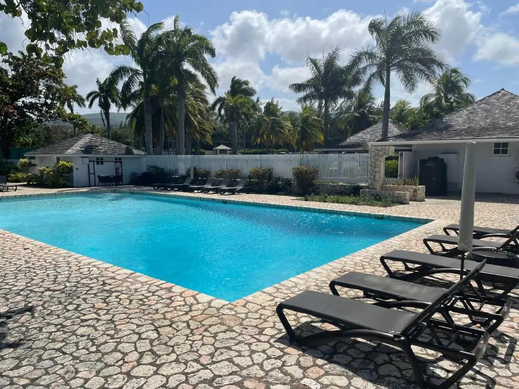 Hospitality Expert EL1 Private Pool Beach Chef