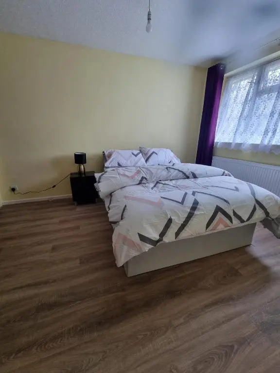 Elegant Home in Dagenham with free wi fi & free parking