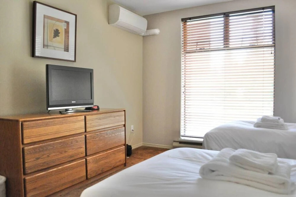 Large 2-bedroom Whistler Condo for up to 6 People w Swimming Pool hot tub