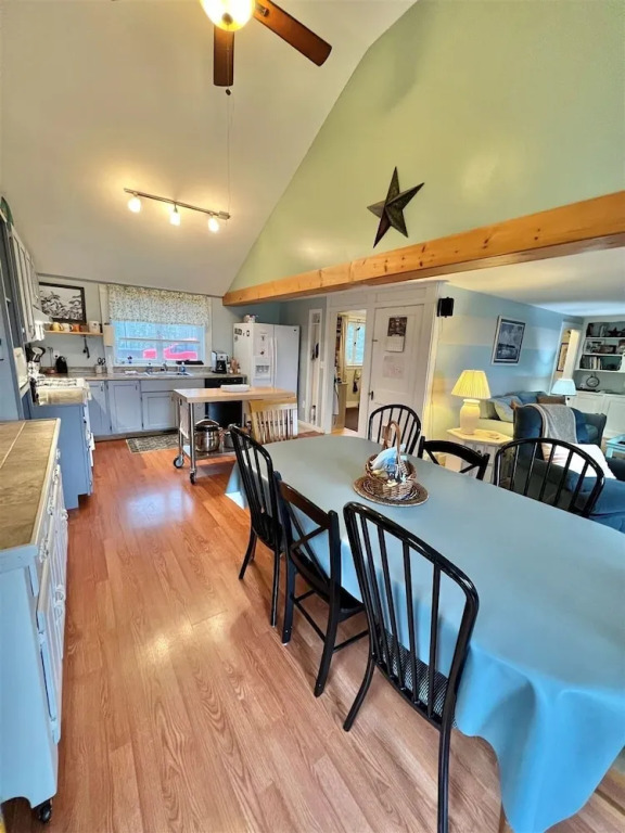 Mary's Lakeview - Limit 10 4 Bedroom Home by RedAwning