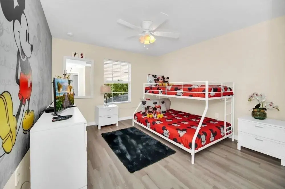 4891clock 4 Bedroom Townhouse