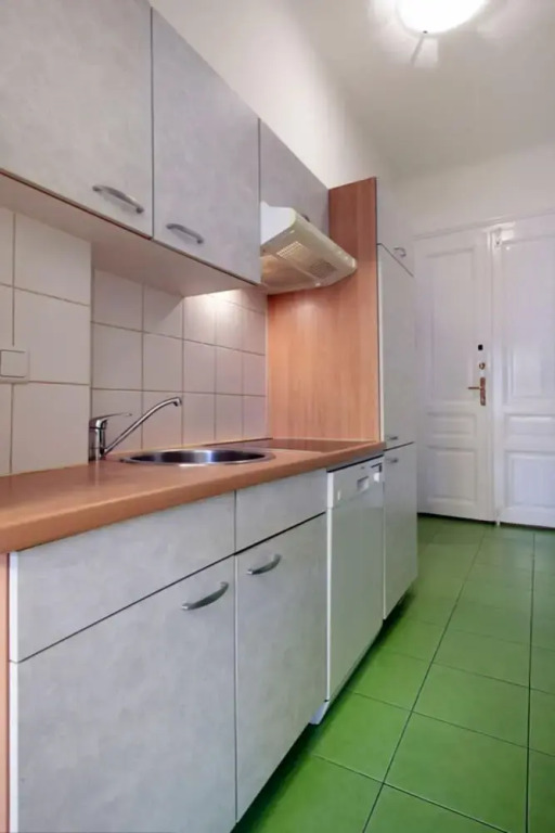 Green and Quiet Apartment near Center