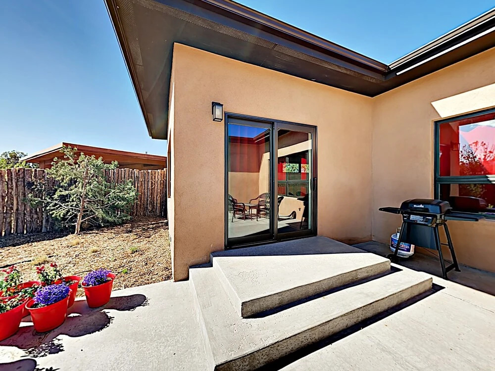 Secluded Oasis House 2 Bedrooms 1 Bathroom Home