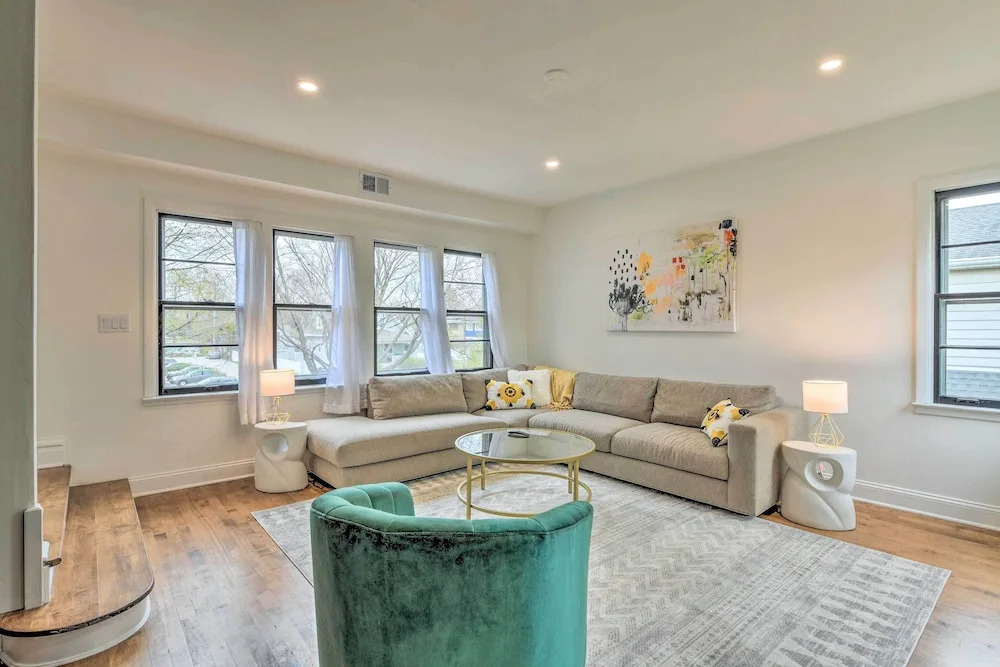 Oak Park Home w/ Grill - 5 Mi to Garfield Park!