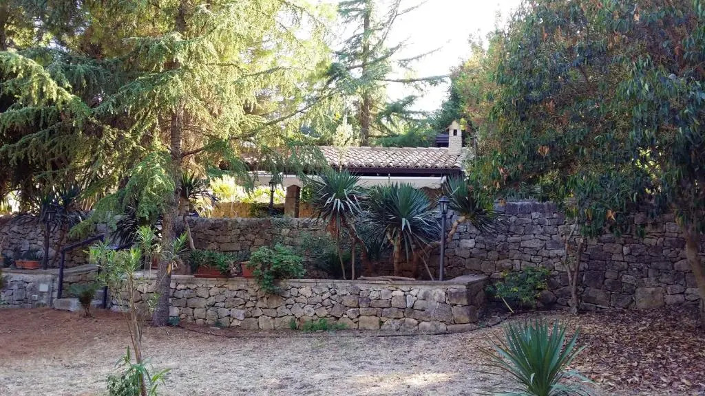 One bedroom appartement with shared pool furnished balcony and wifi at Modica