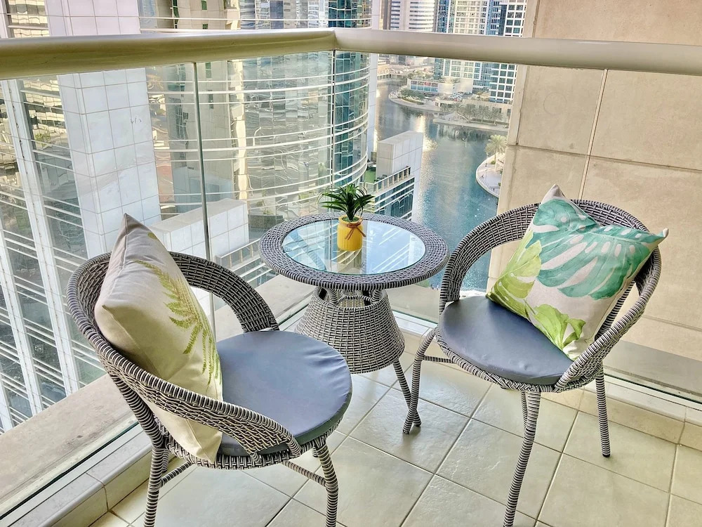 Whitesage - Lakefront Apartment Amidst Parks With Lake Access