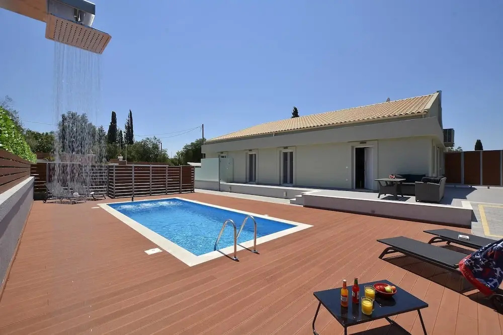 Villa Bratou Ignis Sleeps 6 with Parking