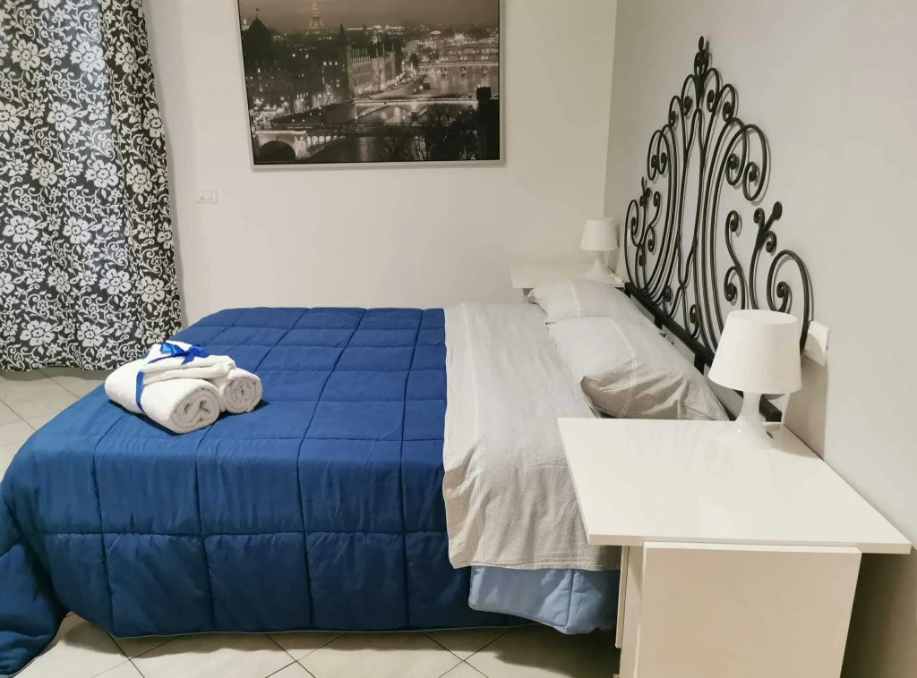Double Room - Shared Bathroom 4 Min From the Center