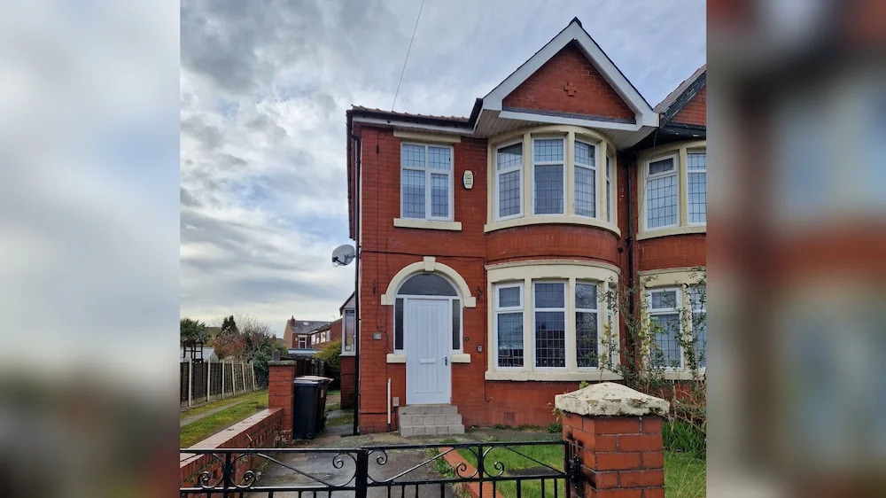 Lovely, Large 3 - Bedroom House in Preston
