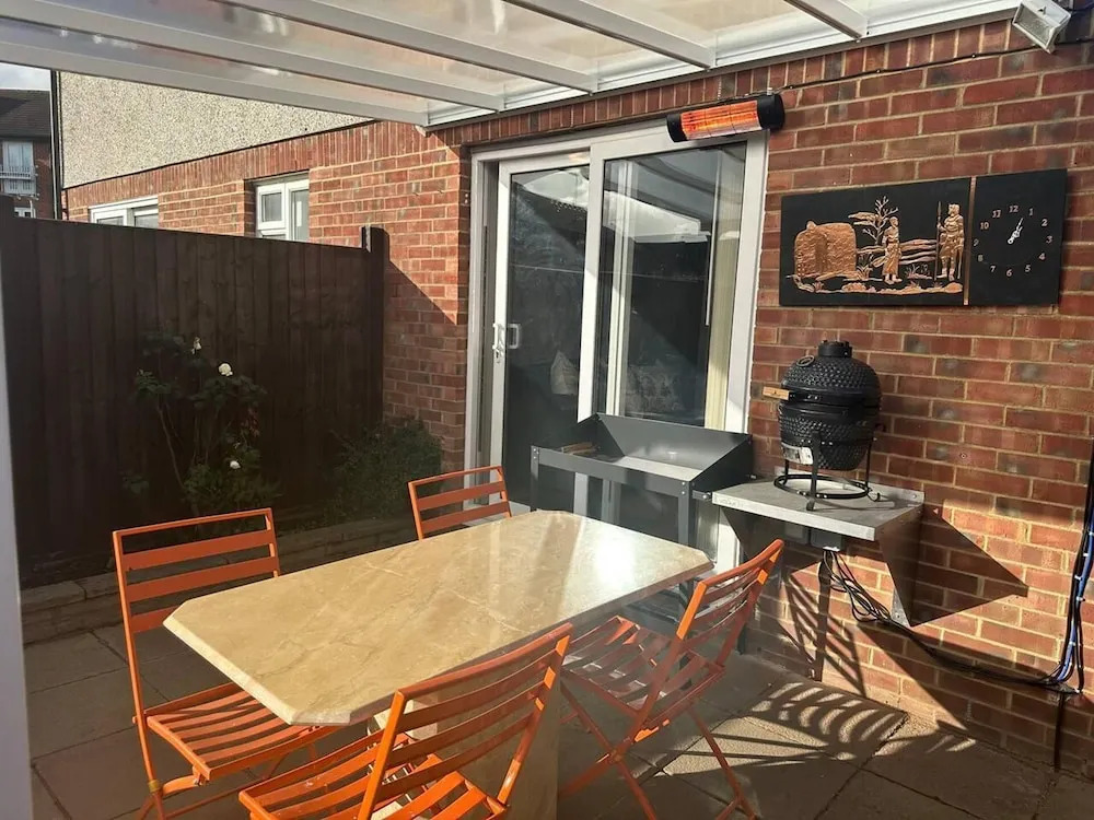 Remarkable 2-bed House in Northolt