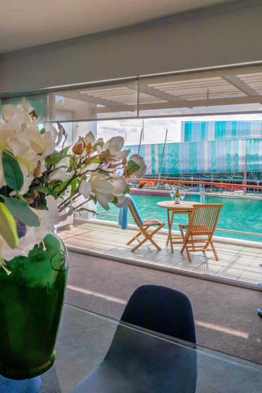 Beautiful sea views - Large 1 Br Free Parking