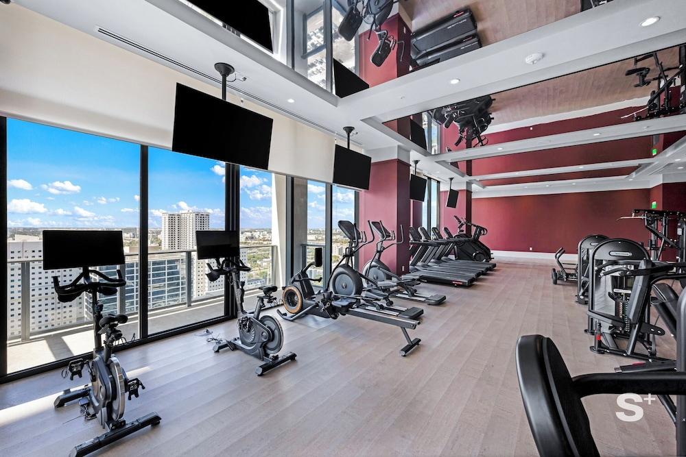 Modern and Cozy 1-BD- Rooftop pool & Gym