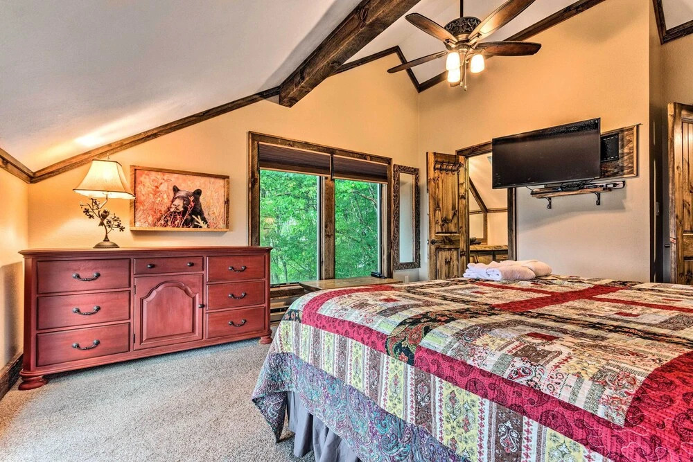 3 Mi to Beech Mtn: Treetop Cabin w/ Deck & Views