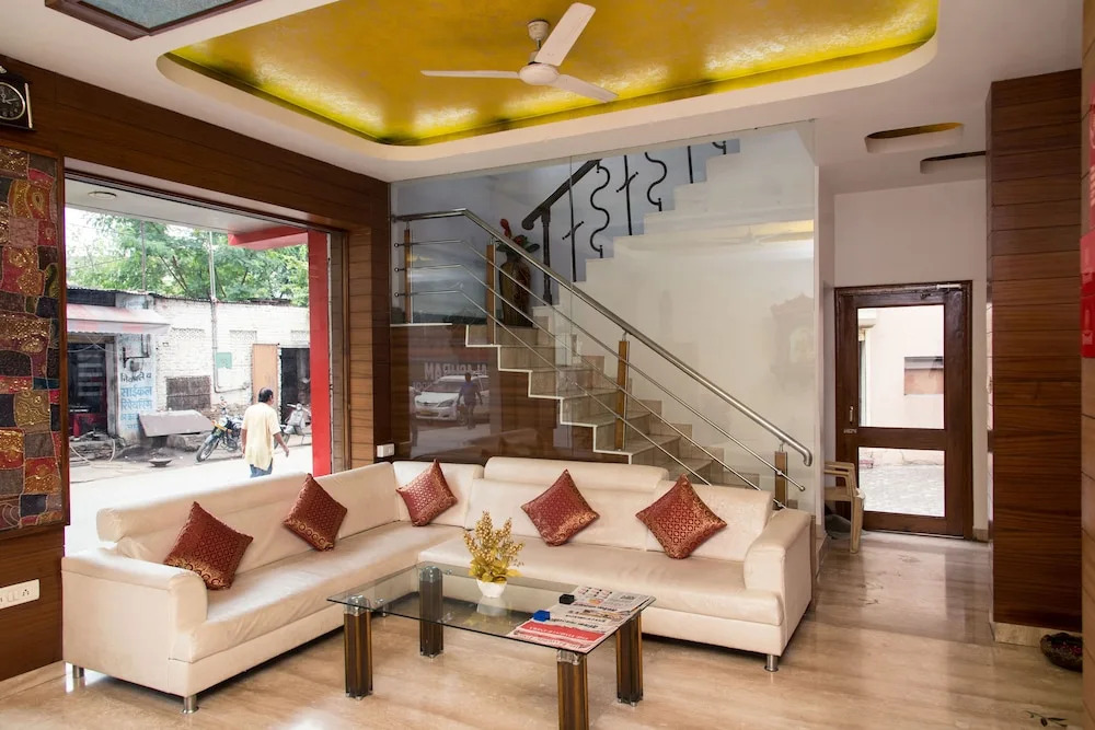 OYO 10323 Hotel Gorbandh