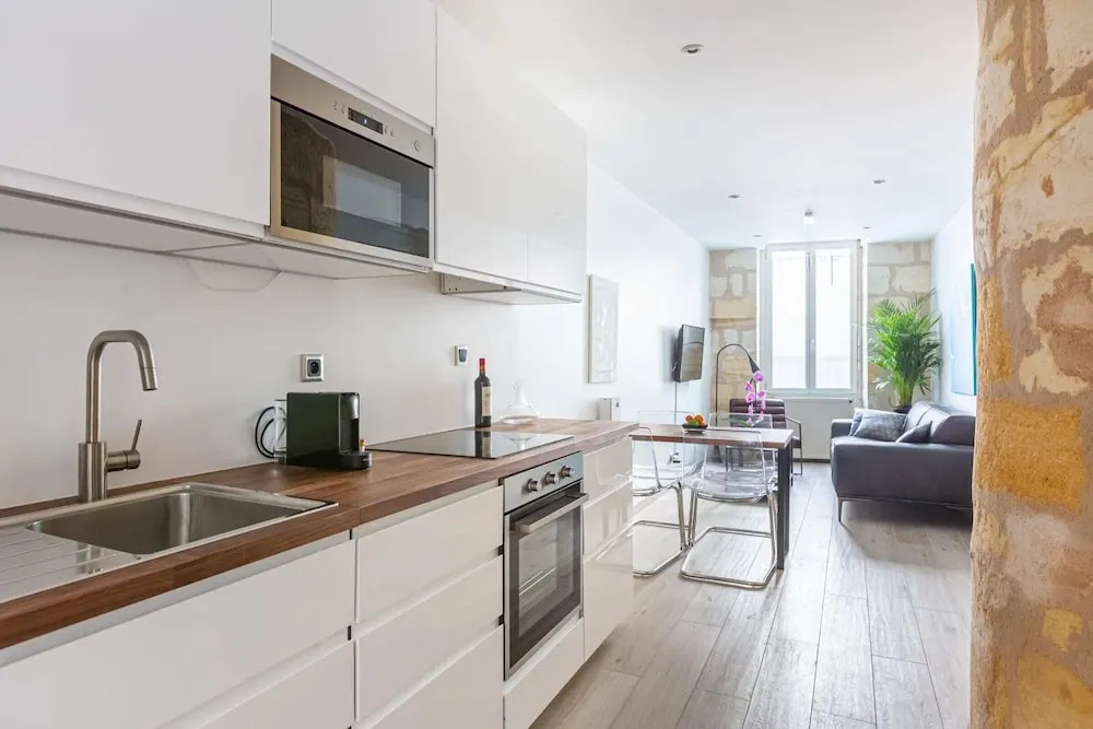 Beautiful apartment near train station by GuestReady