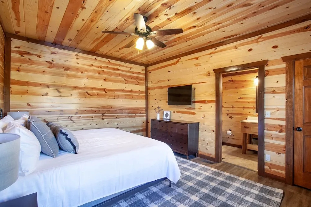 Splash Of Gatlinburg 6 Bedroom Cabin by RedAwning