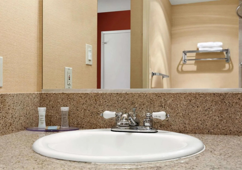 Travelodge Inn & Suites by Wyndham Gardena CA