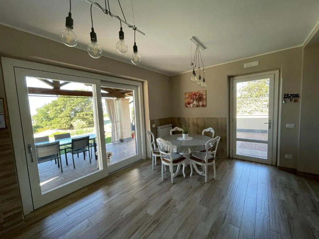 VILLA "Lago Blu" vista lago di Bracciano, con vasca idromassaggio esterna