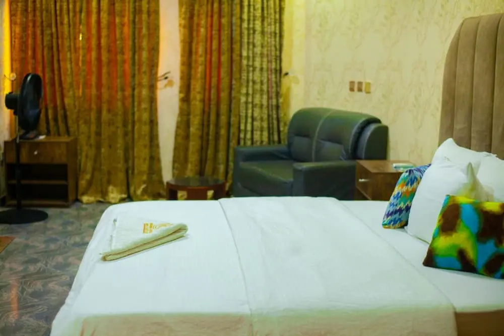 Отель Ronkibog Crystal Suites