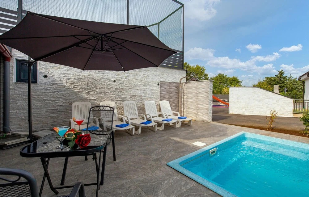 Nice Home in Vrh With Wifi and 2 Bedrooms