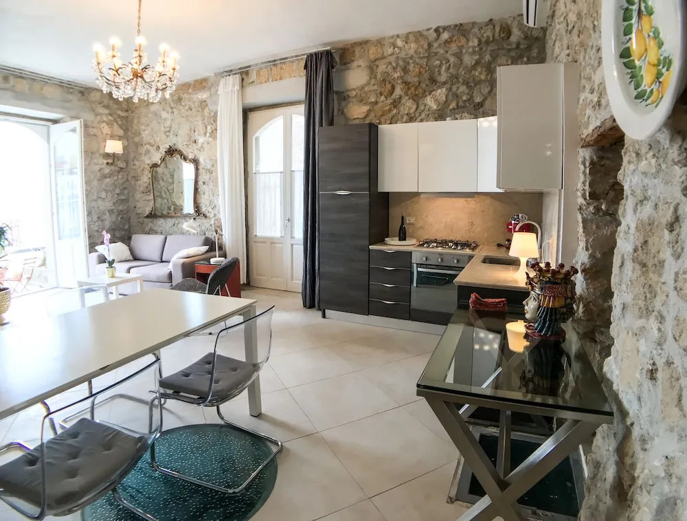 Calarossa beachfront apartment