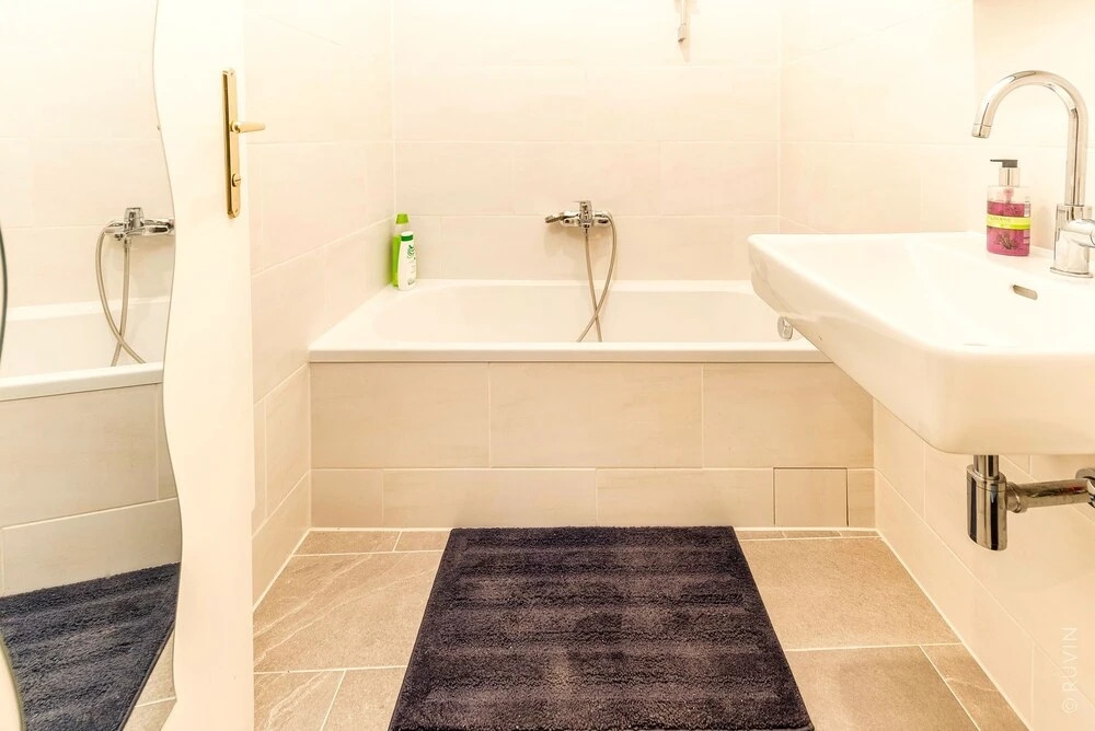 City Apartment - 5 min to Metro