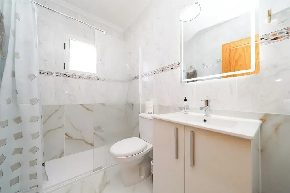 4-Bed Villa Sleeps 8 Pets Ok & 10 min to Beach