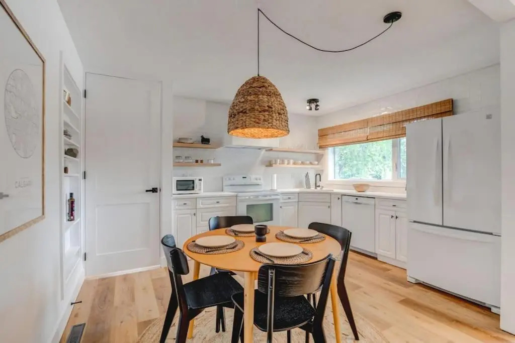 The Elm, 4 Bed Bungalow with Backyard and Firepit