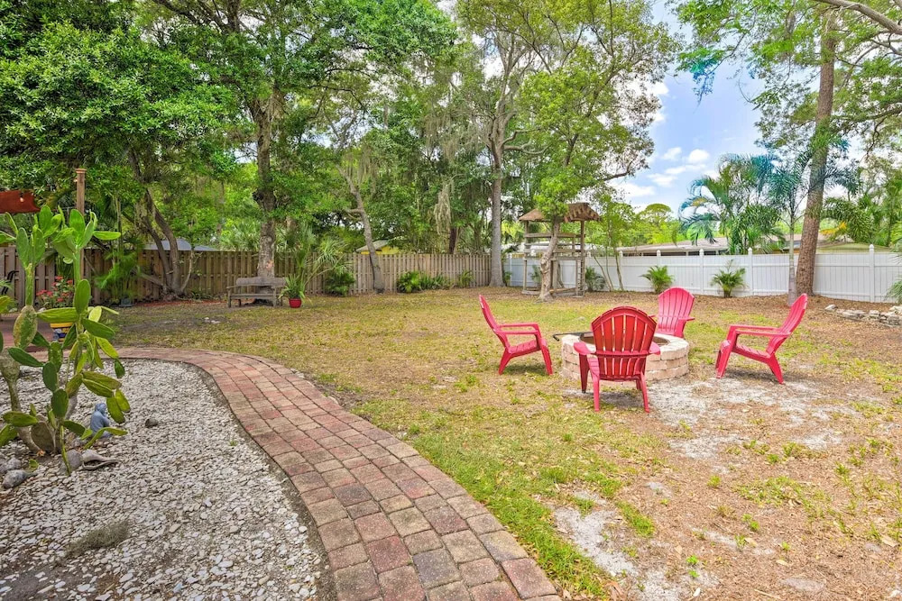 Sunny Sarasota Home w/ Yard < 2 Mi to Downtown!