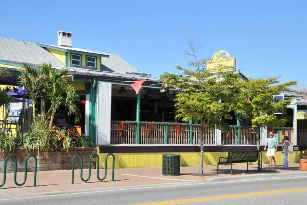 Siesta Key Village-Suite #3: A Block to the Beach